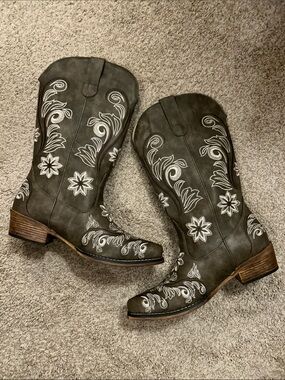 Women’s taupe Embroidered Western Cowboy Boots. IUV New 10